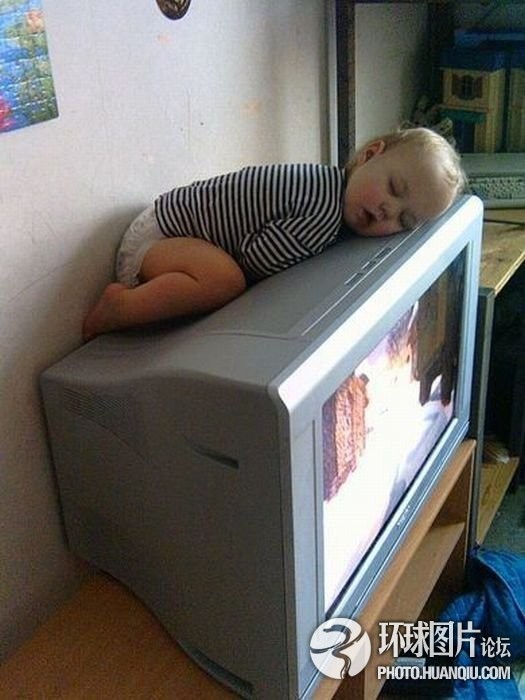 爬在电视机上睡觉，让爸妈看着我吧