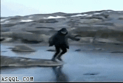 冰面上滑冰被摔倒