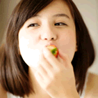 吃草莓的女生