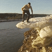 使劲踩冰块终于掉进河水里，瓜了哈哈