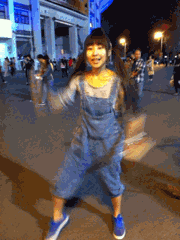 在大街上尽情跳舞的女生