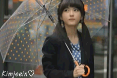 打伞的可爱女生