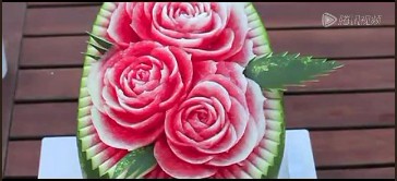 用西瓜雕出来的花朵